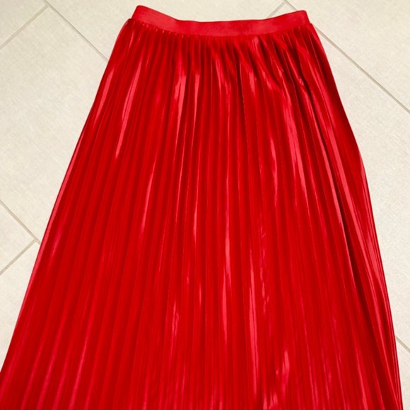 NWT TopShop Red Satin Pleated Midi Skirt Size 2 - Picture 6 of 7